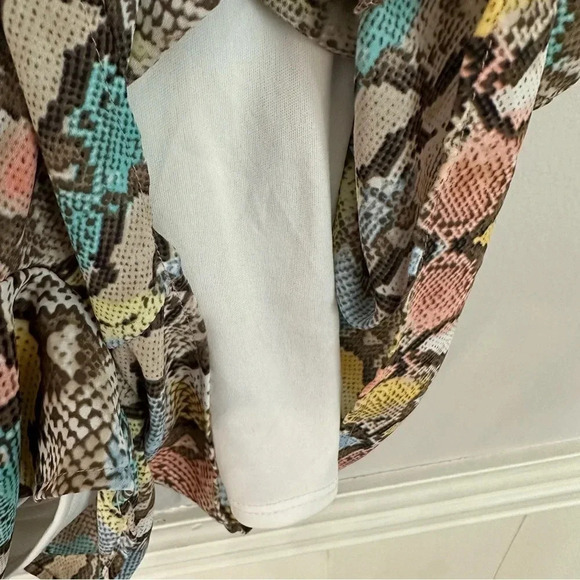 Peach Love California Snakeskin Short Sleeve Cutout Shorts Romper Sz M GUC - Picture 7 of 11